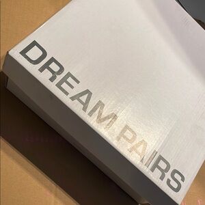 Dream Pairs White Shoe Box 
Size 11 
Platform heels